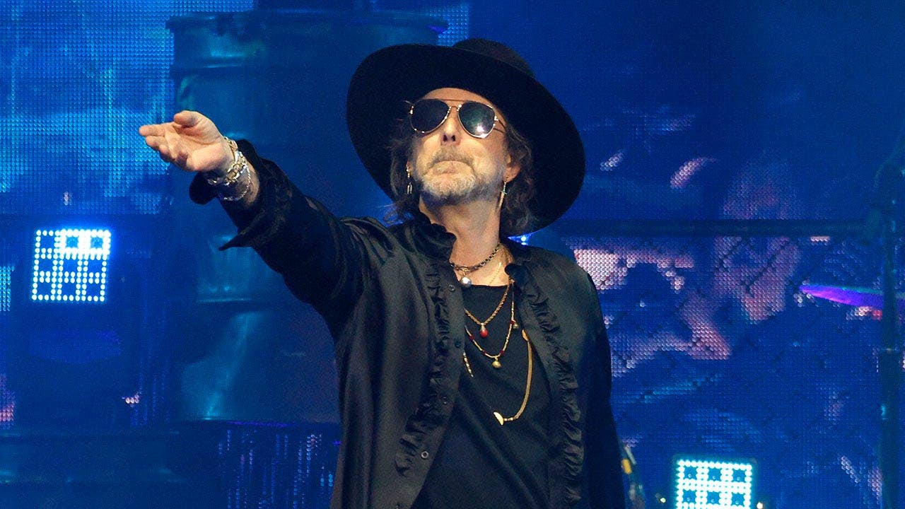 Black Crowes seisavad silmitsi tagasilöögiga pärast USA laulu väljalülitamist Tampa näitusel