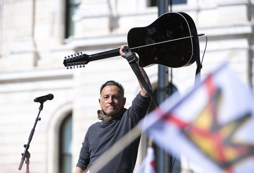 Bruce Springsteen vabandab Bono ees, laulab koos Patti Smithiga
