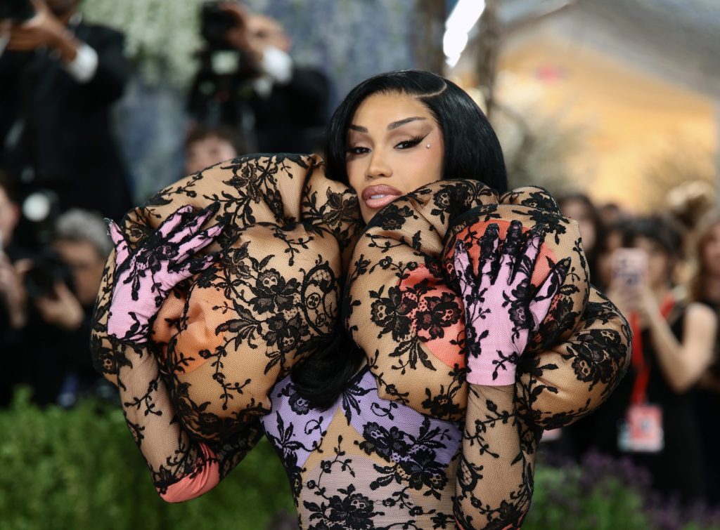 Cardi B vastab Lattole, kes kutsub teda välja uue loo "Gimme Dat" saatel