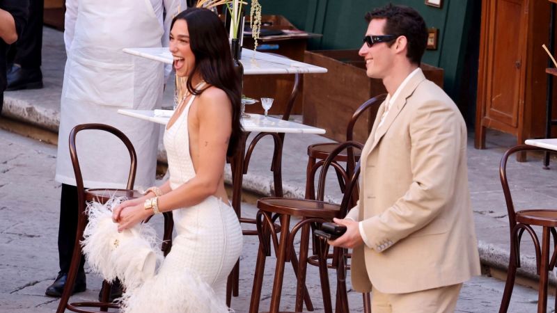 Dua Lipa ja Callum Turner rokivad Sitsiiliat päevadepikkuse pulmapeol