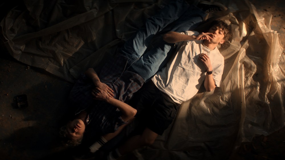 "Leviticuse" staarid Joe Bird ja Stacy Clausen mängivad homoseksuaalseid teismelisi konversiooniteraapia õudusfilmis