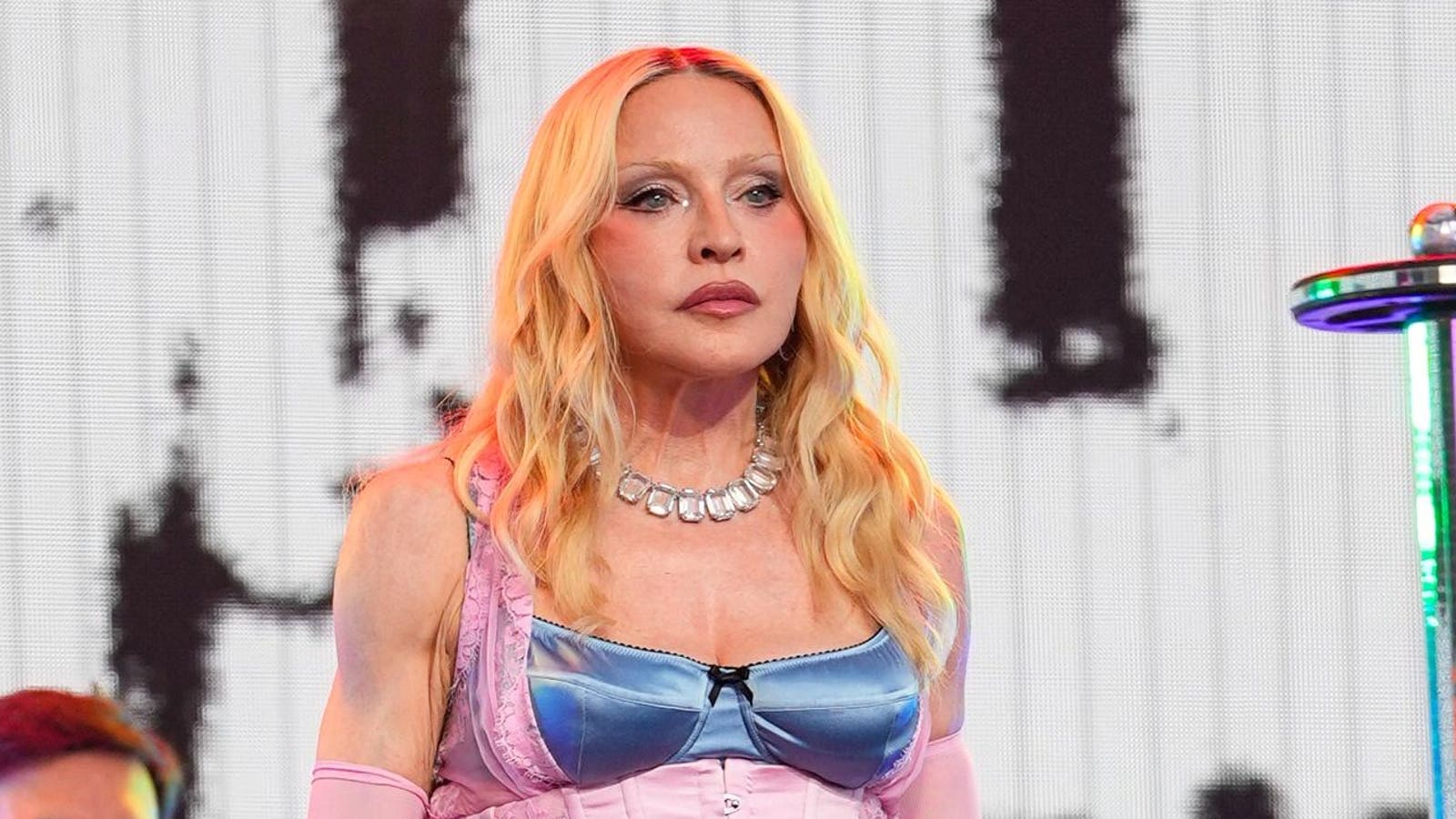 Madonna uus singel on tema uue albumi esimene miss nr 1