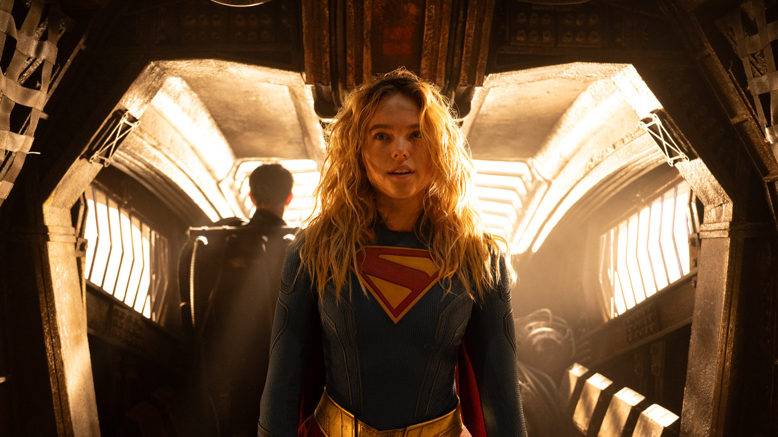 Miks Supergirl oma filmis peaaegu üldse superkangelase kostüümi ei kanna [Set Visit]
