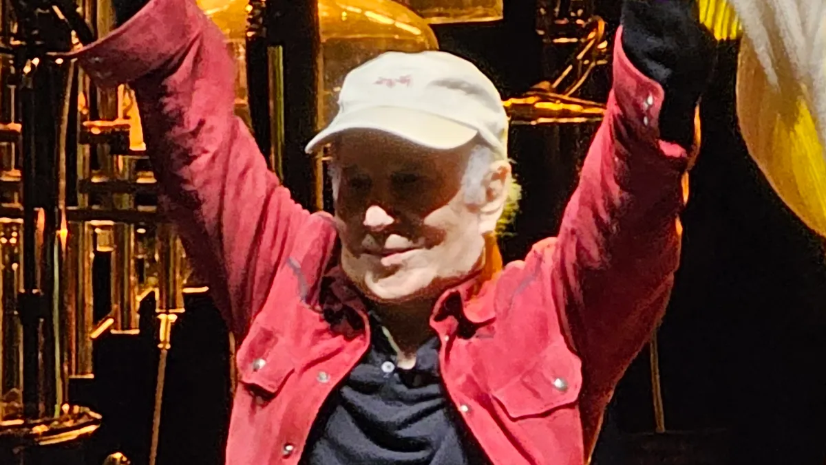 Paul Simon tähistab vihmasel Meadow Brookis 6 aastakümmet laulukunsti