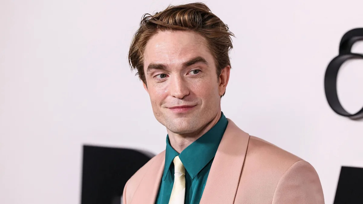 Robert Pattinson vastab „Batmani“ välimuse kriitikale ja räägib 11 nädalast öösel filmimisest