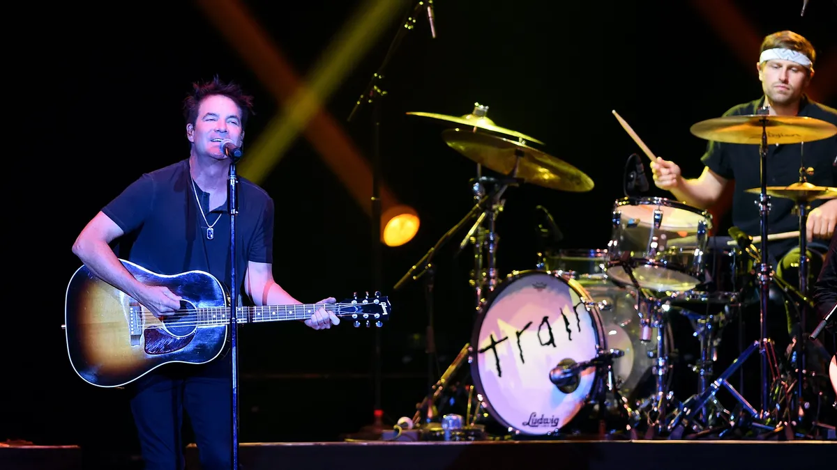 Rongi Pat Monahan avaldab Eriele austust filmiga "Pennsylvania Turnpike"