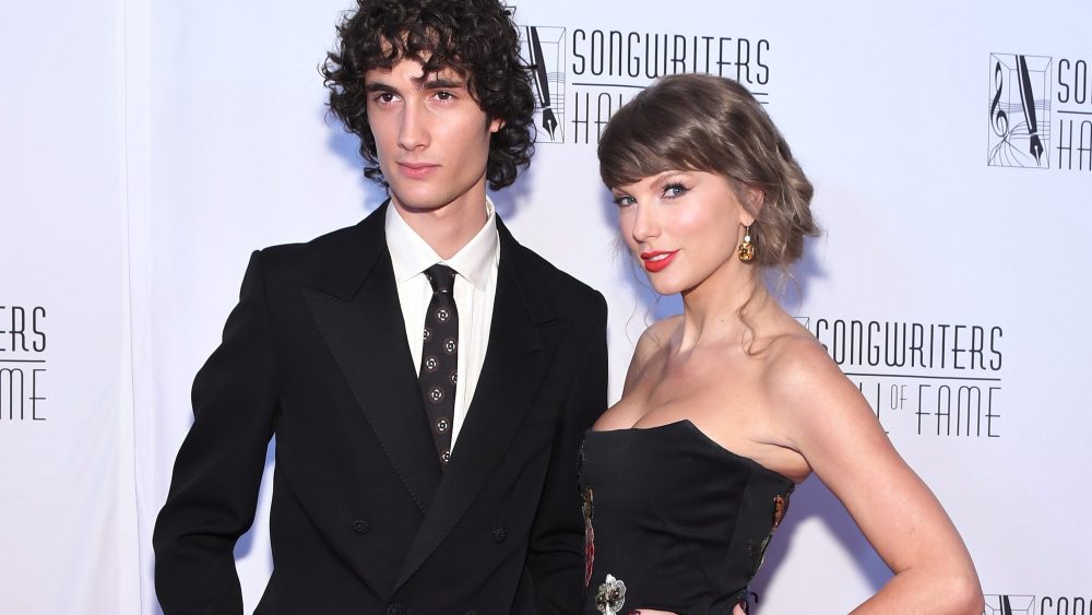 Sombr katab Taylor Swifti laulukirjutajate kuulsuste saali tseremoonial