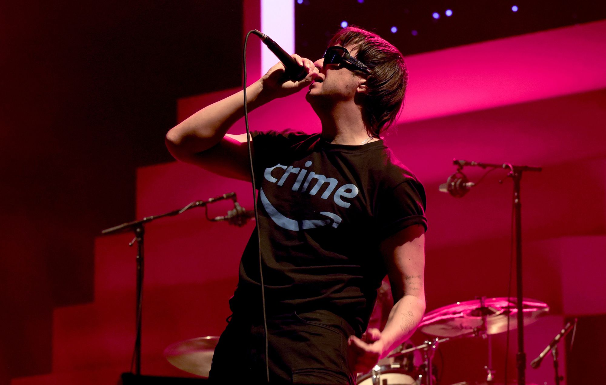 The Strokes lükkab edasi albumi "Reality Awaits" ilmumist ja kuulutab välja tohutu kojutuleku New Yorgis koos Beach House'i ja Fcukersiga