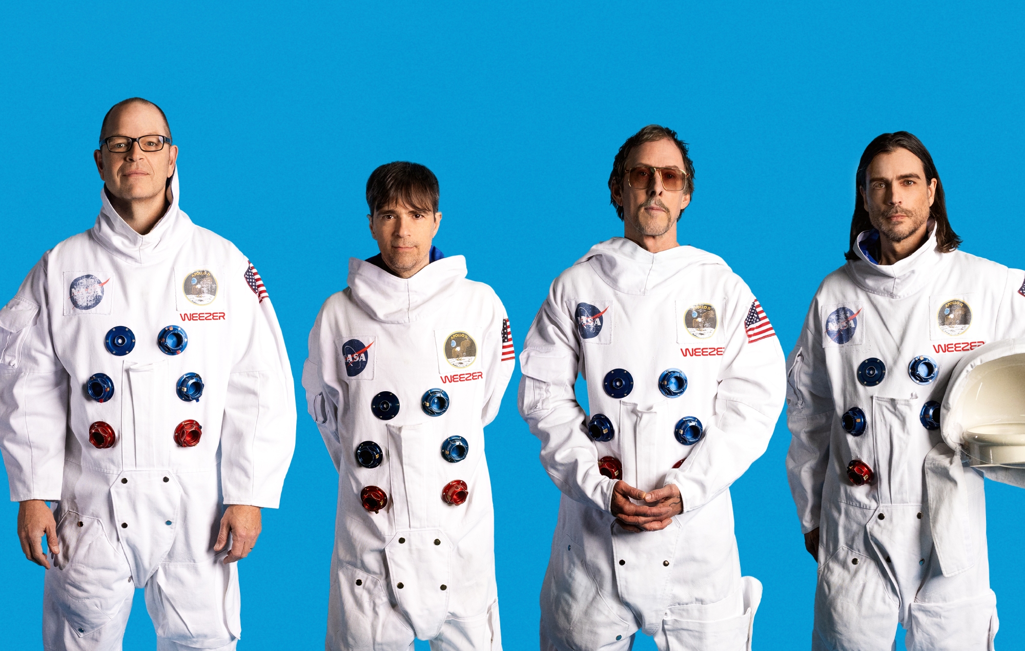 Weezer kuulutas välja "Kullaalbumi" leinava singliga "We Might As Well Be Strangers", kus osaleb kolmapäevane Karly Hartzman